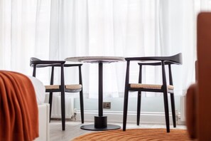 1 bedroom, iron/ironing board, free WiFi, bed sheets - Cosy & Bright Serviced Apartment in Mayfair, London (Greater London)