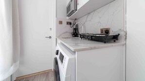 Fridge, microwave, toaster, cookware/dishes/utensils - Cosy & Bright Serviced Apartment in Mayfair,London (Greater London)
