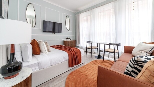 1 bedroom, iron/ironing board, WiFi (free), bed sheets - Cosy & Bright Serviced Apartment in Mayfair,London (Greater London)