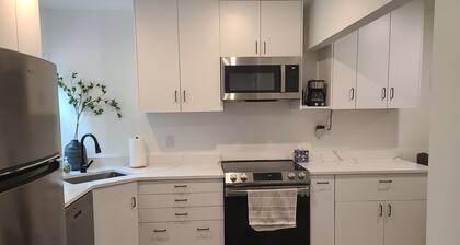 Charming 4-bedroom house in Lawrence with AC and WiFi