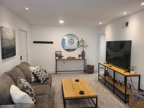 Charming 4-bedroom house in Lawrence with AC and WiFi