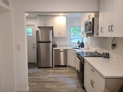 Charming 4-bedroom house in Lawrence with AC and WiFi