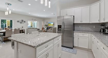 Sarasota House, A Perfect Beach Getaway!!! Spacious 4-bedroom house & Pool !!!
