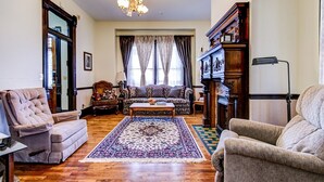 A living room with a sofa, armchairs, a coffee table, and a large rug. - Spacious 7-bedroom, 4 bathroom house with WiFi and new HVAC in wonderful Wichita (Wichita)