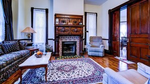 A traditional living room with a fireplace, patterned rug, and classic furniture. - Spacious 7-bedroom, 4 bathroom house with WiFi and new HVAC in wonderful Wichita (Wichita)