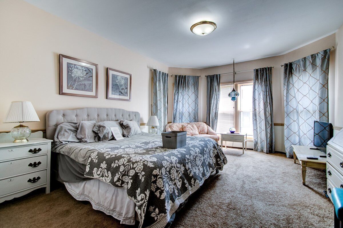 7 habitaciones, tabla de planchar con plancha, wifi y ropa de cama 