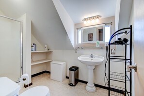 Towels, soap, shampoo, toilet paper