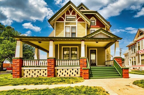 Spacious 7-bedroom, 5 bathroom house with WiFi and HVAC in wonderful Wichita