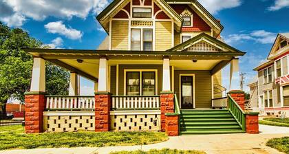 Spacious 7-bedroom, 4 bathroom house with WiFi and new HVAC in wonderful Wichita