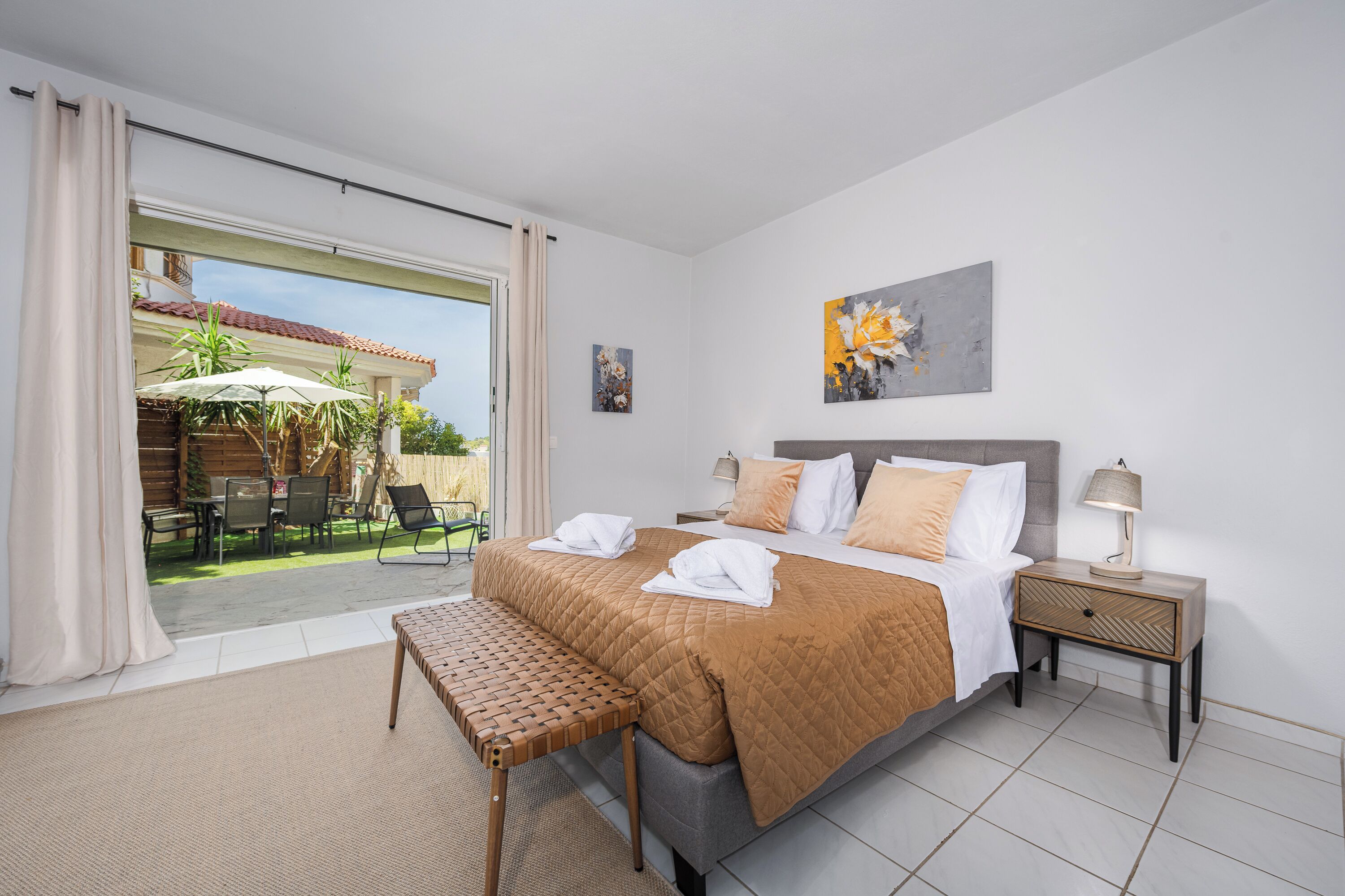 4 slaapkamers, een bureau, een strijkplank/strijkijzer, reisbedje