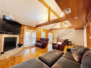 Smart TV, chimenea y estéreo 