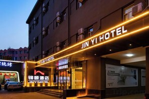 Ett hotell med en framträdande entré och tydlig skyltning.