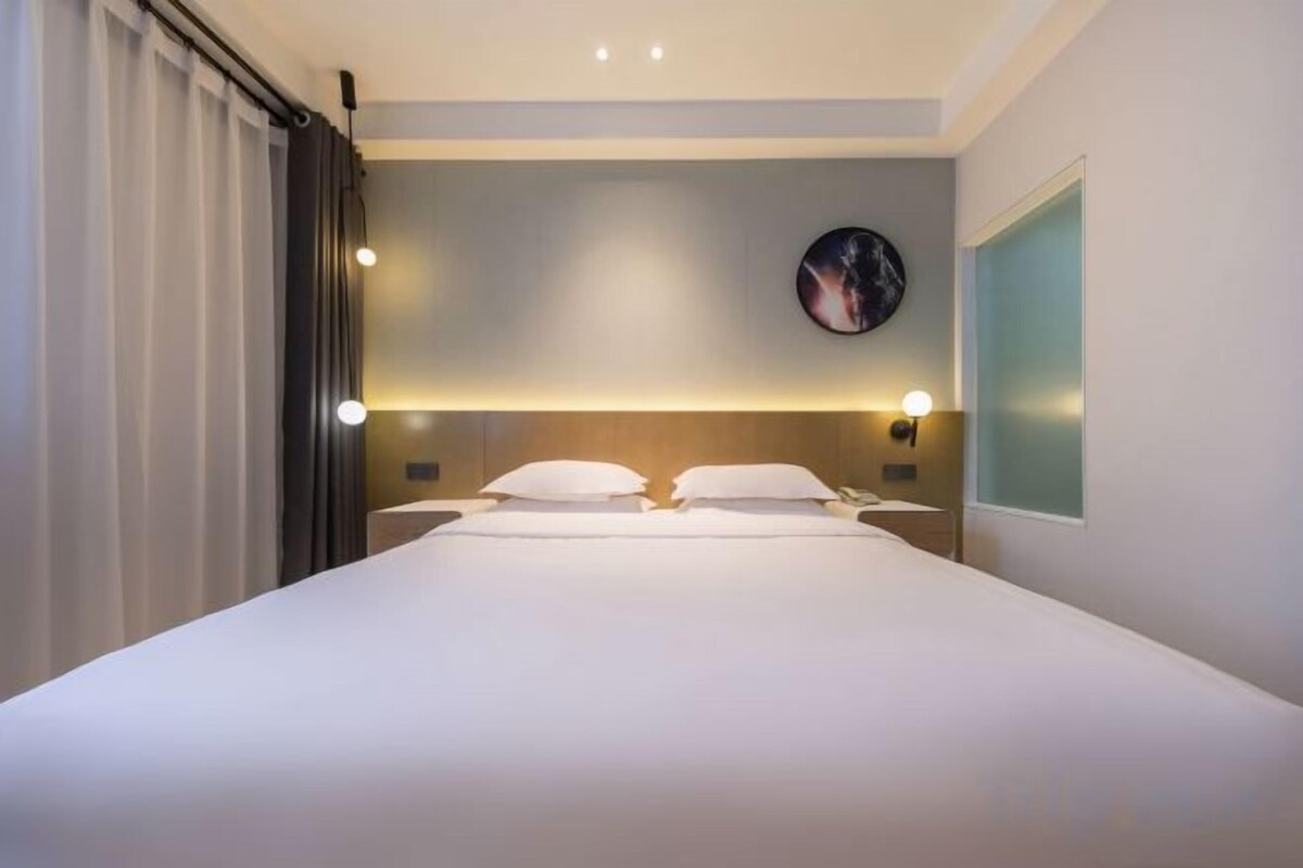 Superior King Room (Neon Street Style + Ancient City Fragrance + Muse Mattress)