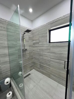 Shower, hair dryer, towels, soap - Luxury Executive Condo (Runaway Bay)