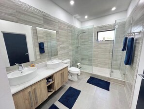 淋浴設備、風筒、提供毛巾、番梘