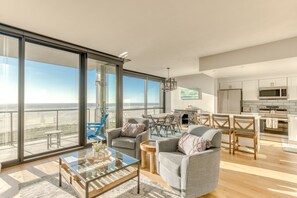 Deluxe Suite, 2 Bedrooms | 거실 공간 | 벽난로