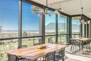 Luxury Apartment, Beach View | Spiseområde på rommet