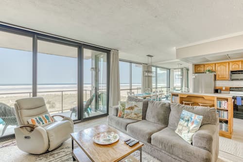 Deluxe Suite, 2 Bedrooms | Living area