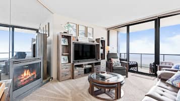 Deluxe Suite, 2 Bedrooms | 客廳 | 壁爐