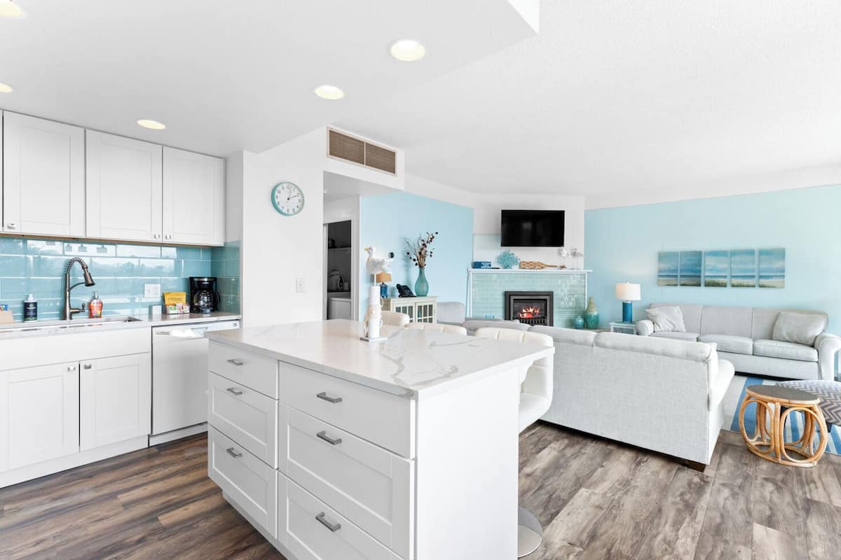 Signature Condo, 2 Bedrooms | Private kitchen | Full-size fridge, microwave, oven, stovetop