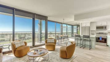 Luxury Apartment, Beach View | Opholdsområde | Pejs
