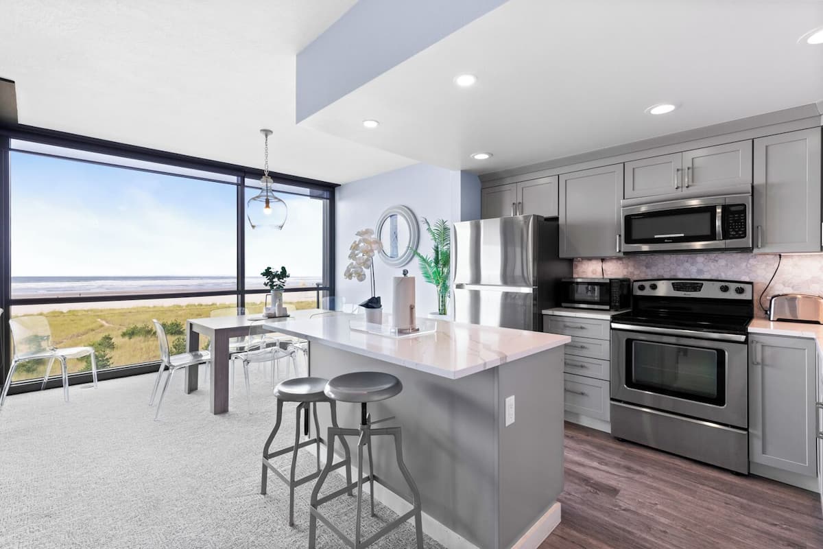 Full-size fridge, microwave, oven, stovetop