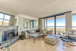 Deluxe Suite, 2 Bedrooms | 거실 공간 | 벽난로