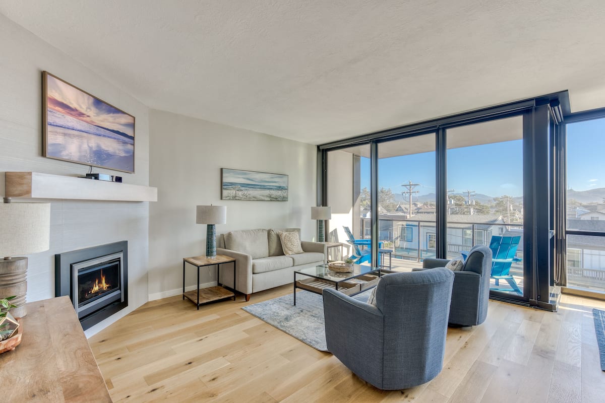 Luxury Condo, 2 Bedrooms | Living area | Fireplace