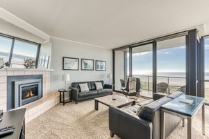 Deluxe Suite, 2 Bedrooms | Nappalirész | Kandalló