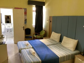 1 dormitorio, tabla de planchar con plancha, wifi y ropa de cama