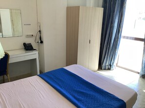 1 dormitorio, tabla de planchar con plancha, wifi y ropa de cama
