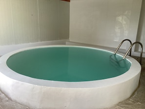 Lämmitetty uima-allas