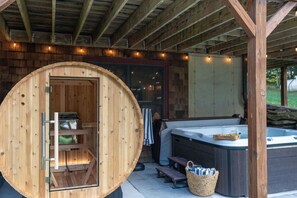 Outdoor spa tub - Après Chalet|Ski|Luxury|Sauna|HotTub|Firepit|Disco (Windham)