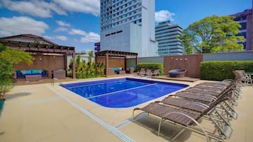 Una piscina al aire libre