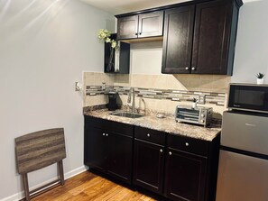 Microwave, oven - Cozy Hideaway Studio 12 minutes from ATL airport for your quick Getaway or more! (Fairburn)