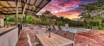 Bonita Apt. Amazing 2nd floor Apt - Views Galore!