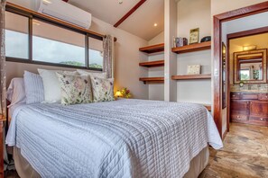 2 habitaciones, escritorio y tabla de planchar con plancha 