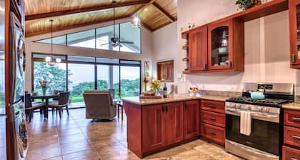 Luxury Home & Apt. Privacy, Tranquility & Toucans!
