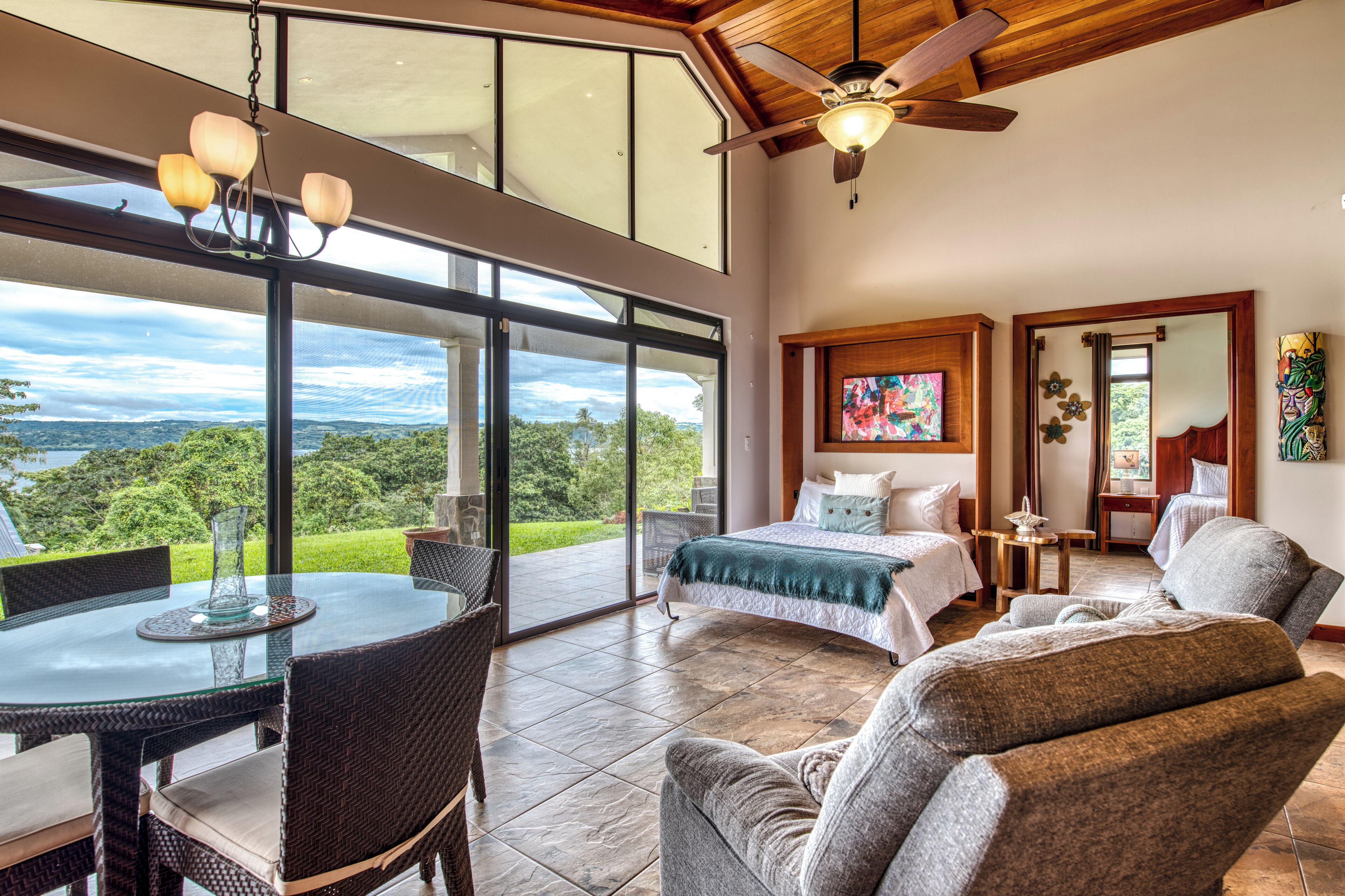 3 habitaciones, tabla de planchar con plancha y cuna de viaje 