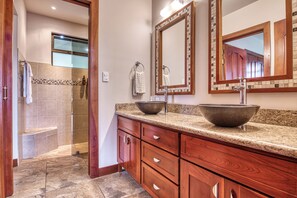 Hair dryer, towels - Escape to your private jungle retreat in Costa Rica!<br>This stylish upscale 2-bedroom, 2-bathroom home is tucked away in a secure, gated community, surrounded by lush rainforest, offering total peace, comfort, and the perfect touch of adventure. (Tronadora)