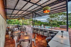 Outdoor dining - Escape to your private jungle retreat in Costa Rica!
This stylish upscale 2-bedroom, 2-bathroom home is tucked away in a secure, gated community, surrounded by lush rainforest, offering total peace, comfort, and the perfect touch of adventure. (Tronadora)