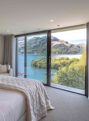 4 bedrooms, desk, iron/ironing board, free WiFi