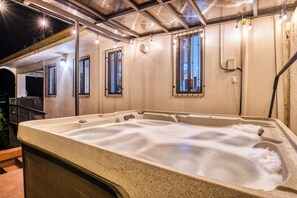Outdoor spa tub - Paraiso Guest Suite, Mesmerizing Views, King Bed! (Tilarán)