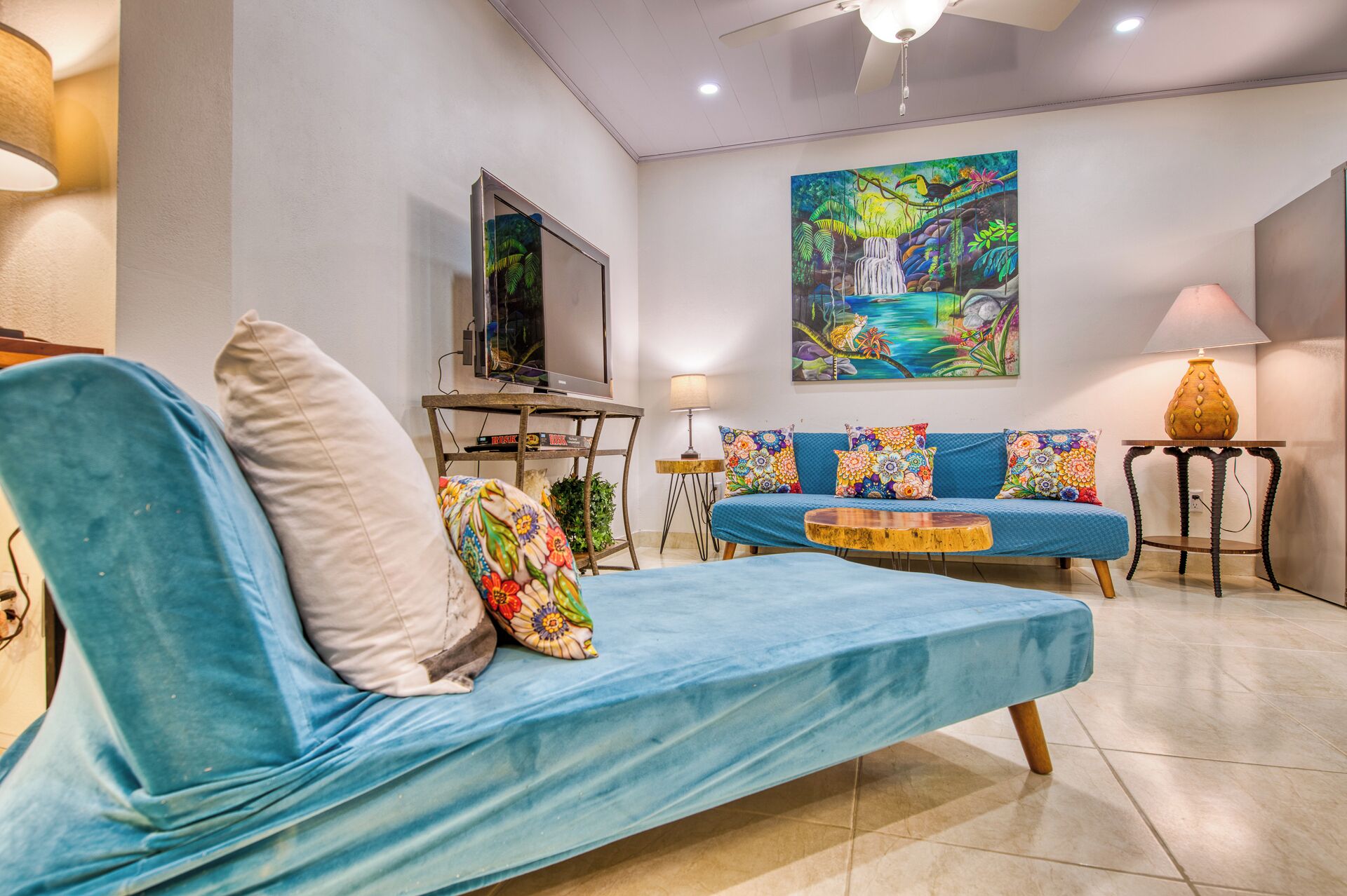 Älytelevisio, pöytätennispöytä, kirjoja, työhuone