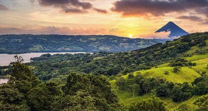 Paraiso Guest Suite, Mesmerizing Views, King Bed!