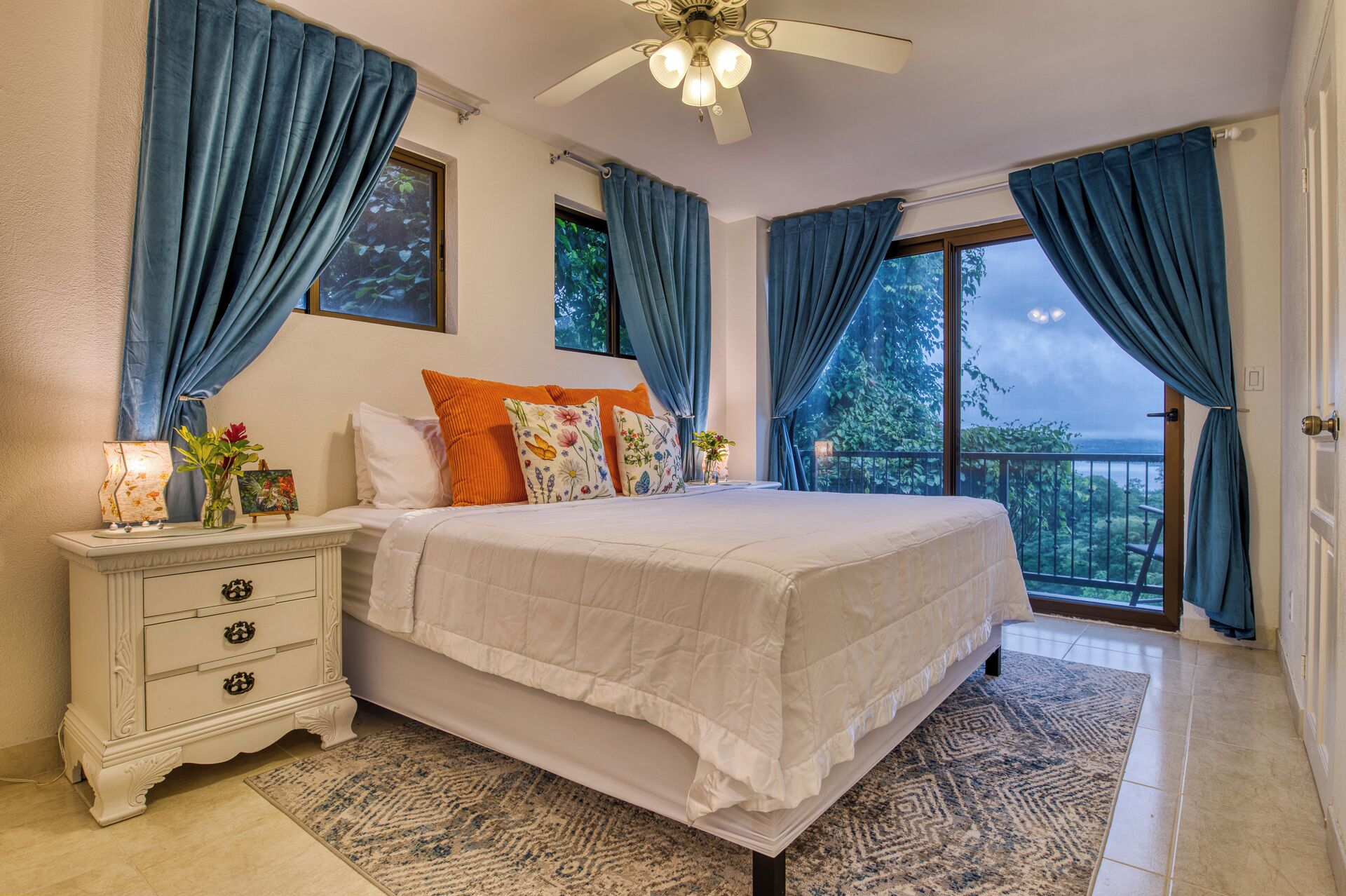 2 soveværelser, skrivebord, strygejern/strygebræt, weekendseng