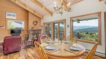 Condo, 3 Bedrooms (H5) | In-room dining