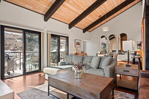 公寓式客房, 3 间卧室 (B3) | 起居区 | 40-英寸纯平电视（配备有线频道）