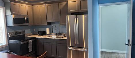 ثلاجة، ميكروويف، فرن، موقد طهي مسطح