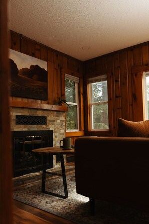 TV, video games, ping pong, computer monitors - Peaceful Riverside Cabin (Amery)